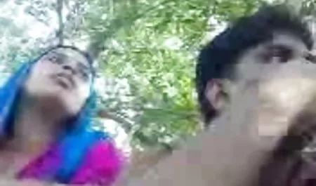 यार एक मोटी एशियाई लड़की की बालों वाली चूत को चाटता है और इंग्लिश में सेक्सी मूवी उस में cums