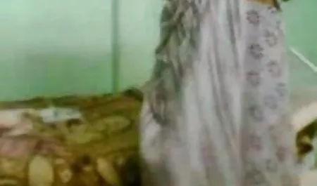 बेबी कॉनी के बदले में इंग्लिश सेक्सी वीडियो मूवी आदमी को चूसता है