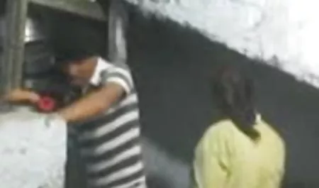 प्यारा श्यामला उसके पैरों को फैलाता है और एक फूहड़ की इंग्लिश सेक्स मूवी फुल तरह चुदाई करता है