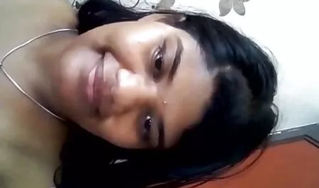 ब्यूटी नीना एक नायलॉन इंग्लिश की सेक्सी मूवी लिंग के साथ हस्तमैथुन करती है