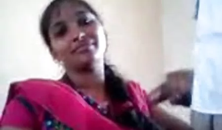 उसके बगल में टैटू वाली लड़की ने उस आदमी को थोड़ा सा छेड़ा, फिर घुटने टेक कर पलट गई ताकि कैमरा साफ देख सके कि वह योनि सेक्सी हॉट इंग्लिश मूवी से कैसे काम करता है और लेबिया कैसे फैलती है