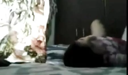 सेक्सी श्यामला धीरे-धीरे अधोवस्त्र और सेक्सी फिल्म इंग्लिश मूवी कामुक अधोवस्त्र पर खींचती है, इस तरह के एक आदमी का विरोध करना असंभव है और आदमी सिर्फ खुश है