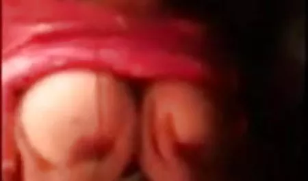 टैटू वाली बेटी एक कुर्सी सेक्सी फिल्म इंग्लिश मूवी पर बिल्ली का हस्तमैथुन करती है