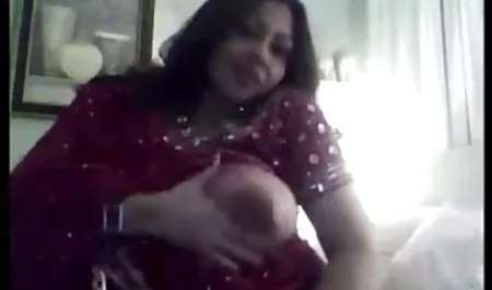 बड़े स्तन के सेक्सी इंग्लिश वीडियो मूवी साथ गोरा उसके शरीर को सहलाता है
