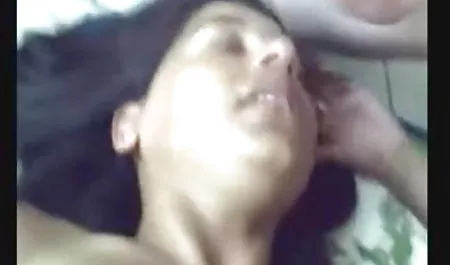 सेक्सी इंग्लिश फिल्म सेक्सी मूवी श्यामला आदमी को शुक्राणु इकट्ठा करने और उसे चोदने में मदद करता है
