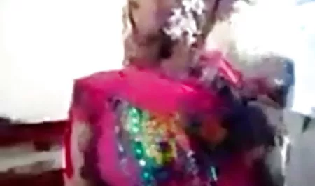 विक्टोरिया रे और लिली कार्टर एक पुरुष के सदस्य को इंग्लिश की सेक्सी मूवी चूसते हैं