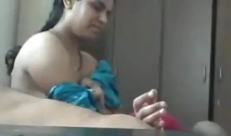 एक वेबकैम के सामने उसके सेक्सी फिल्म इंग्लिश मूवी बड़े स्तन दिखाता है