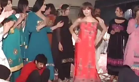 बहुत कामुक, काले पेंटीहोज, एक सेक्सी श्यामला मसालेदार कपड़े पहने एक काले डाकू के सामने घुटने टेकने और अवर्णनीय प्रेरणा के साथ, इंग्लिश हिंदी सेक्स मूवी गर्म होंठों के साथ अपने मोटे मुर्गा को सहलाता है