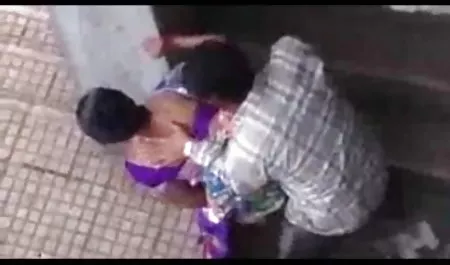 अपनी नई प्रेमिका को संतुष्ट करने की कोशिश इंग्लिश फिल्म सेक्सी मूवी कर रहा है