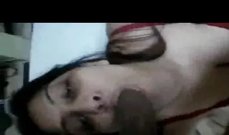 श्यामला, पूरी तरह से कार के पिछले हिस्से में ऊब, कुछ मज़ा करने का फैसला करती है और उसके पैरों के बीच चंचल छोटे हाथों को लॉन्च करती है और अपनी चिकनी चूत को हस्तमैथुन करती है, जो बिना किसी अंतर के अंतर को सेक्सी इंग्लिश वीडियो मूवी छोड़ने के लिए तैयार है।