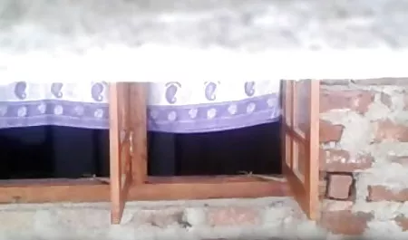 मालिश सेक्सी हॉट इंग्लिश मूवी के दौरान मालिश करने वाला एक यौन ग्राहक के मुर्गा पर बैठता है और गड़बड़ हो जाता है