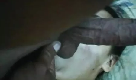 दो खूबसूरत इंग्लिश मूवी सेक्सी मूवी लड़कियां पंप वाले पुरुष के मोटे लंड को चूसती हैं