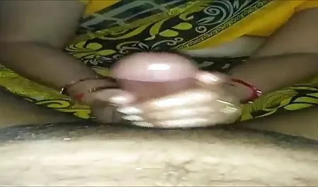 एशियाई उसके मुंह फुल इंग्लिश मूवी सेक्सी में दो लंड लेता है