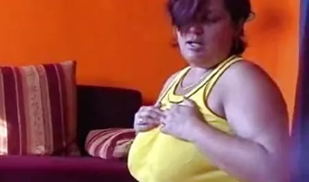 एक नकाबपोश दोस्त सूँघता है और पैंटी में एक इंग्लिश सेक्सी फिल्म मूवी फूहड़ वेश्या की गांड चाटता है