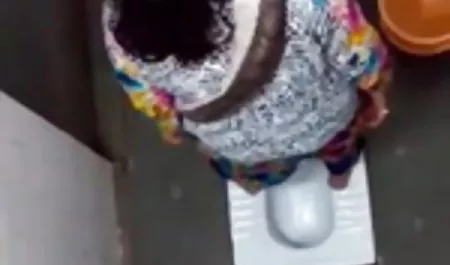 उन्होंने सुझाव दिया कि लड़की पैसे इंग्लिश मूवी सेक्सी वीडियो के लिए पार्क में सोती है