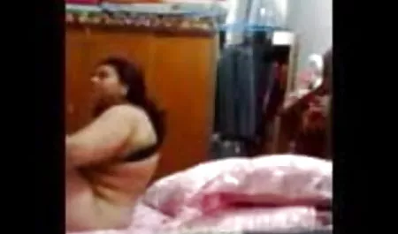 सुंदरी ने उसके मोटे डंडे पर हाथ फेरा, क्योंकि दास उनके घर में है, जो उसके लिए प्यासा है। वह उसके साथ सख्त है, इंग्लिश फिल्म फुल सेक्सी एक दास को मारता है, उसे मुंह देता है और अंतहीन रूप से चोदता है