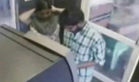 लौरा गंदा है और कैमरे पर इंग्लिश फिल्म फुल सेक्सी हस्तमैथुन करता है