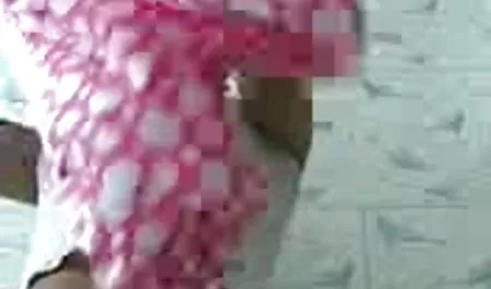 स्टॉकिंग्स में गोरा खुद को झुकता सेक्सी मूवी हिंदी इंग्लिश और सहलाता है