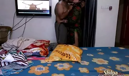 परिपक्व इंग्लिश में सेक्सी मूवी पुरुष त्रिगुट प्यार करता है और दो lecherous उभयलिंगी महिलाओं के साथ fucks