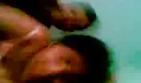 वह आदमी अपनी चाची से मिलने आया, और उसने इंग्लिश हिंदी सेक्स मूवी उसे बहकाया, उसके लंड को चाटा और उसे अपनी बालों वाली चूत को चोदने के लिए मजबूर किया