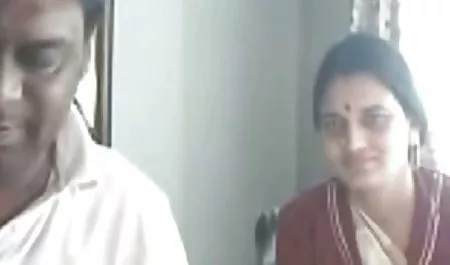 नीली चमकदार लेटेक्स इंग्लिश सेक्सी फिल्म फुल पोशाक में संचिका महिला
