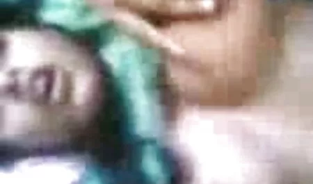 घुंघराले लड़की कैमरे के सामने एक blowjob देता इंग्लिश सेक्सी मूवी हिंदी में है