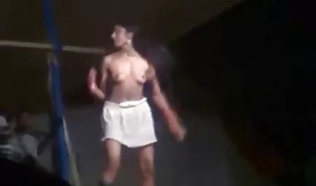 गोरा पोर्न फिल्म में मुख्य भूमिका के लिए प्रतिस्पर्धा करने जा रहा है, और कैमरे के सामने सहवास करने और यहां तक ​​कि ऑपरेटर को चूसने के लिए तैयार सेक्सी मूवी इंग्लिश पिक्चर है, अगर केवल पोषित भूमिका उसके पास गई