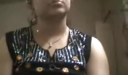 चिकी एक सेक्सी इंग्लिश मूवी वीडियो विग लगाती है और एक सेक्स हंट पर जाती है