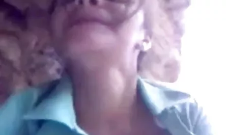 वह सेक्सी इंग्लिश मूवी वीडियो एक पड़ोसी के पास आया, और उसने द्वार से blowjob करना शुरू कर दिया