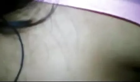गोरा ने डिक पर तेल डाला और उसे उँगलियों इंग्लिश की सेक्सी मूवी से दबाया