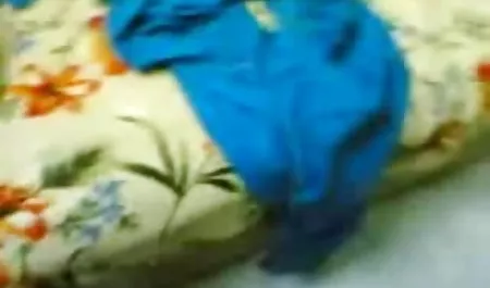 एथलीट ने एक इंग्लिश सेक्सी मूवी इंग्लिश परिपक्व कुतिया पर अपनी पैंटी उतार दी और अपने अंतर में एक लिंग डाल दिया