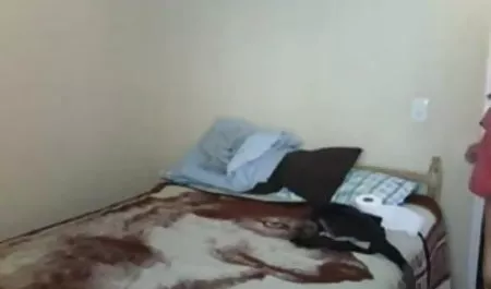 वह लड़का अपने पिता की भरपूर लगन के साथ मिला और इंग्लिश में फुल सेक्सी फिल्म उसे बिस्तर पर चोदता है