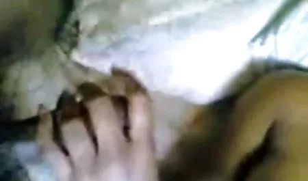 बाथरूम में, लड़की बड़े नग्न स्तन दिखाती है, अपनी ब्रा को फैलाती है, अपने घुटनों पर बैठ जाती है और अपने मुँह में एक सदस्य लेती है, फिर वह उसे वापस अपने पास ले जाती है और वह उसे पीछे से चोदता है इंग्लिश फिल्म सेक्सी मूवी