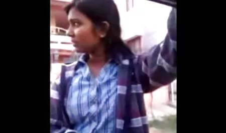 सेक्सी चिक वाइब्रेटर सेक्सी बफ इंग्लिश मूवी से उसकी चूत को सहलाता है