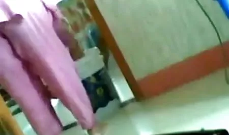 एक युवा कुतिया हस्तमैथुन करने इंग्लिश हिंदी सेक्स मूवी के लिए टहलने के लिए गाँव में जाती है