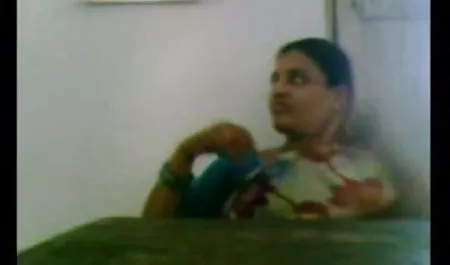 बड़े स्तन के साथ सुंदर स्तन के साथ भव्य और फुल सेक्सी इंग्लिश मूवी सेक्सी लड़की ने बड़े उत्साह से एक लड़के के बड़े और मोटे लिंग को चूसना शुरू कर दिया