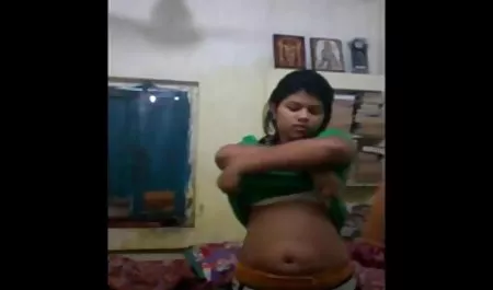 एक इंग्लिश सेक्स वीडियो फुल मूवी छात्र के साथ निविदा, tanned बच्चे की चुदाई और मीठे रूप से विलाप करता है