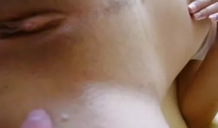 युवा गोरा शर्मीला है सेक्सी फिल्म इंग्लिश मूवी और उसकी आँखें बंद करके चुदाई करता है