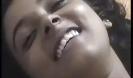 सेक्सी बेब हिंदी सेक्सी मूवी इंग्लिश उसे pussies पर scoffs