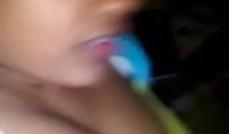 संचिका बेब खुद को वेबकैम इंग्लिश फिल्म फुल सेक्सी के सामने लाती है और एक आदमी के साथ चुदाई करती है