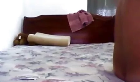 एक मोटी डिल्डो के साथ इंग्लिश सेक्स वीडियो फुल मूवी सोफे पर अवसादित माँ खुद को चोदती है