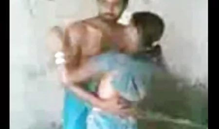 एक ठग के मुंह में इंग्लिश मूवी सेक्सी फिल्म मौली जेन को काटता है