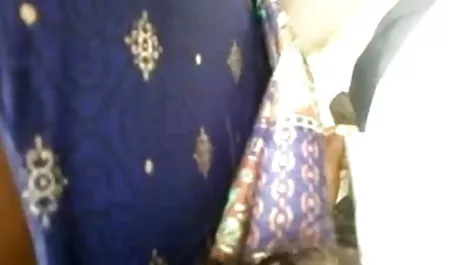 बच्चा अपने हाथों में एक बड़ा मुर्गा रखता है और इंग्लिश सेक्सी मूवी इंग्लिश सेक्सी मूवी उसे चूसता है