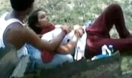 चार्मिंग बेब अपने शरीर को कैमरे इंग्लिश इंग्लिश सेक्सी मूवी से दिखाती है।