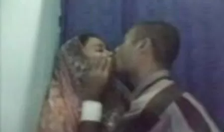 एबोनी ने एक सफेद डिक को चूसा इंग्लिश मूवी सेक्सी मूवी और उसे स्तन के बीच निचोड़ दिया
