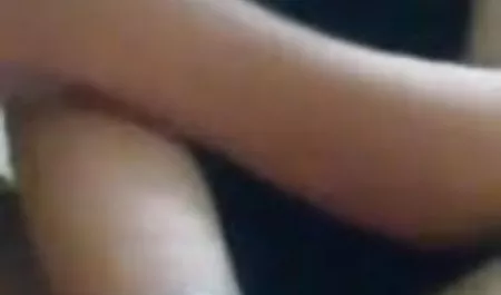 सोफे पर गोरा एक इंग्लिश सेक्सी मूवी ऑनलाइन डिल्डो के साथ खेलता है