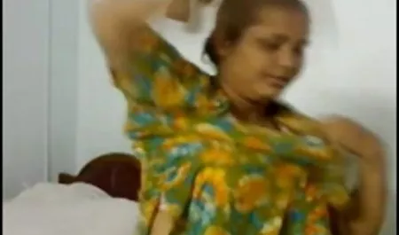 उस इंग्लिश सेक्स मूवी फुल आदमी ने एक कामुक सेक्सी गोरी लड़की को हथकड़ी पहनाई और उसे बाथरूम में ले गया