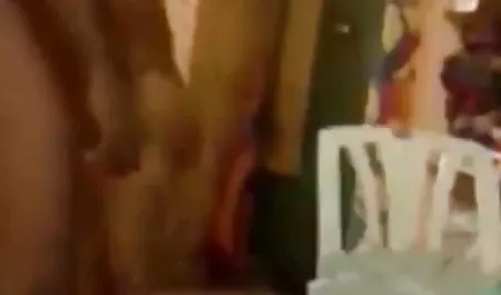 छोटी चमड़ी वाली लड़की इंग्लिश मूवी सेक्सी पिक्चर एक चिंतित आदमी के एक मोटे मुर्गा की सवारी करती है
