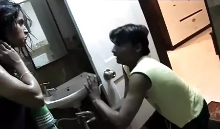 एक बंद क्लब में, आगंतुकों ने सेक्सी इंग्लिश मूवी वीडियो जमकर चुदाई की