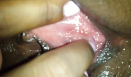 कुतिया उसकी इंग्लिश सेक्सी मूवी इंग्लिश सेक्सी मूवी चूत को सहलाती है और जोर से कराहती है